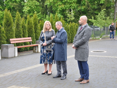 Zdjęcie podczas składania wiązanek przy Pomniku Pamięci Narodowej w Gościeradowie