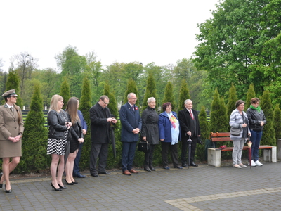 Zdjęcie podczas składania wiązanek przy Pomniku Pamięci Narodowej w Gościeradowie