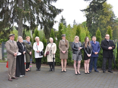 Zdjęcie podczas składania wiązanek przy Pomniku Pamięci Narodowej w Gościeradowie