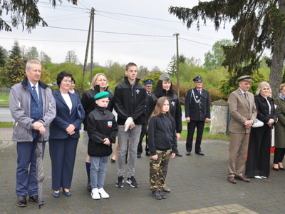 Zdjęcie podczas składania wiązanek przy Pomniku Pamięci Narodowej w Gościeradowie