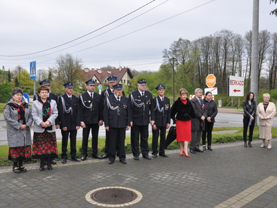 Zdjęcie podczas składania wiązanek przy Pomniku Pamięci Narodowej w Gościeradowie