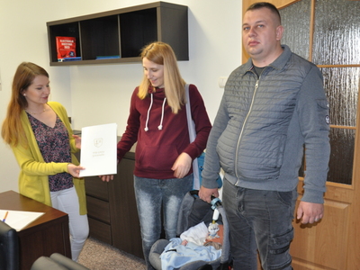 Zdjęcie skarbnika gminy Gościeradów z nowo narodzonym dzieckiem i jego rodzicami