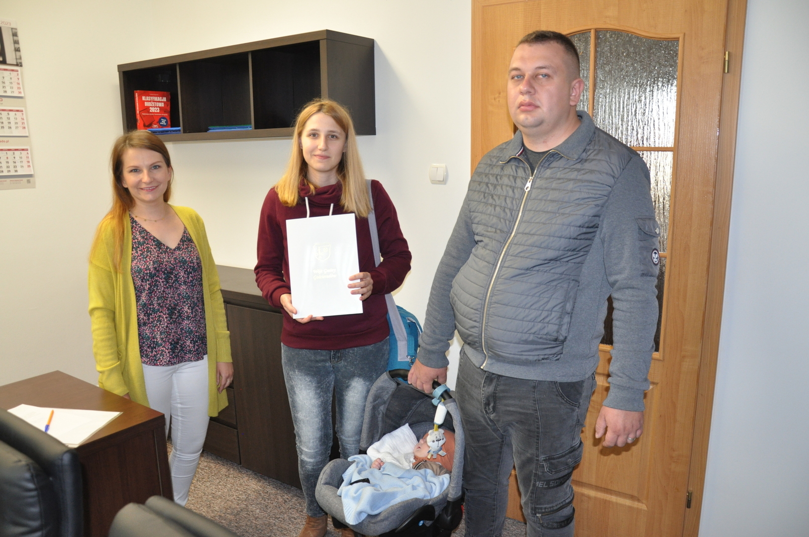 Zdjęcie skarbnika gminy Gościeradów z nowo narodzonym dzieckiem i jego rodzicami