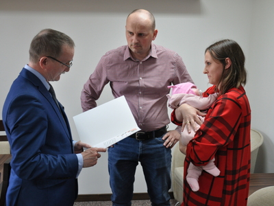 Zdjęcie z powitania nowo narodzonych dzieci w gminie Gościeradów
