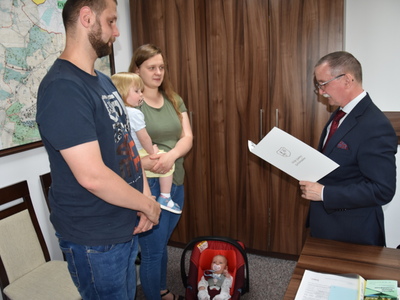 Zdjęcie z powitania nowego mieszkańca gminy Gościeradów
