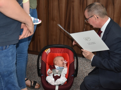 Zdjęcie z powitania nowego mieszkańca gminy Gościeradów