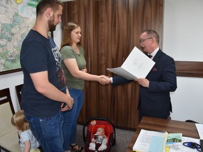 Zdjęcie z powitania nowego mieszkańca gminy Gościeradów