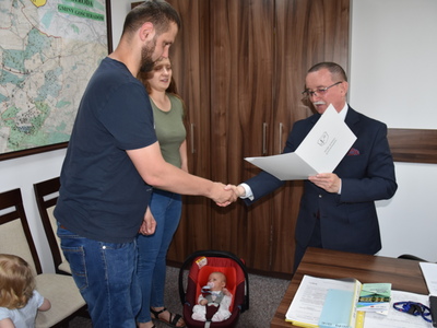 Zdjęcie z powitania nowego mieszkańca gminy Gościeradów