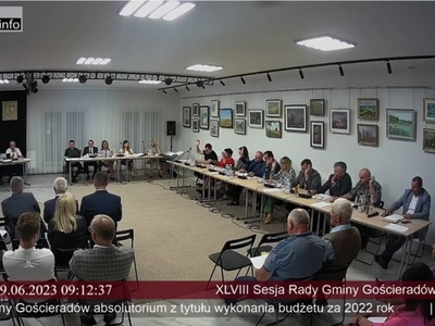 Kadr z nagrania sesji Rady Gminy przedstawiający głosowanie nad absolutorium