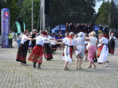 Zabawa na placu przed sceną