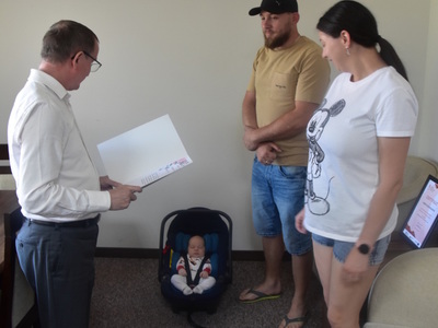 Zdjęcie z powitania nowego mieszkańca gminy Gościeradów