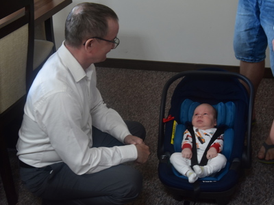 Zdjęcie z powitania nowego mieszkańca gminy Gościeradów