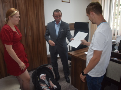 Zdjęcie z powitania nowej mieszkanki gminy 