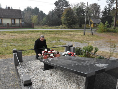 Zdjęcie z uroczystości dot. oznakowania grobu poległego kawalera OKW w Szczecynie