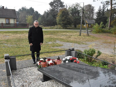 Zdjęcie z uroczystości dot. oznakowania grobu poległego kawalera OKW w Szczecynie