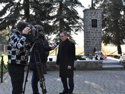 Zdjęcie z uroczystości dot. oznakowania grobu poległego kawalera OKW w Szczecynie