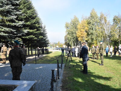 Zdjęcie z uroczystości dot. oznakowania grobu poległego kawalera OKW w Szczecynie