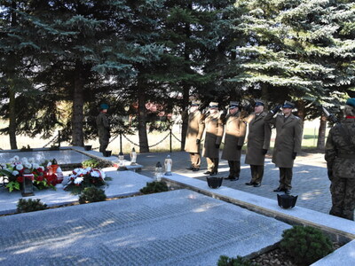 Zdjęcie z uroczystości dot. oznakowania grobu poległego kawalera OKW w Szczecynie