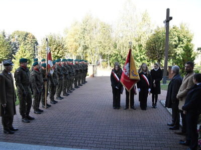 Zdjęcie z uroczystości dot. oznakowania grobu poległego kawalera OKW w Szczecynie