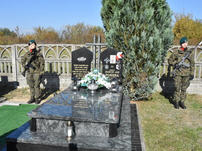 Zdjęcie z uroczystości dot. oznakowania grobu poległego kawalera OKW w Szczecynie