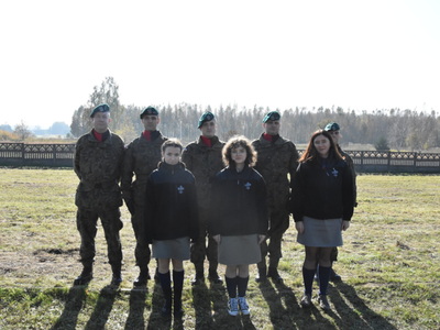 Zdjęcie z uroczystości dot. oznakowania grobu poległego kawalera OKW w Szczecynie