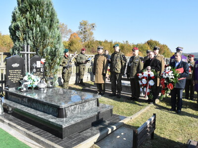 Zdjęcie z uroczystości dot. oznakowania grobu poległego kawalera OKW w Szczecynie