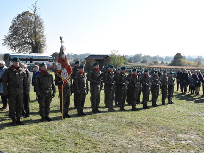 Zdjęcie z uroczystości dot. oznakowania grobu poległego kawalera OKW w Szczecynie