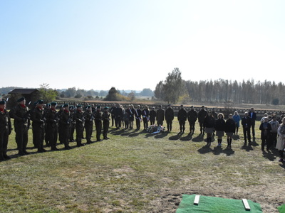 Zdjęcie z uroczystości dot. oznakowania grobu poległego kawalera OKW w Szczecynie