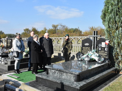 Zdjęcie z uroczystości dot. oznakowania grobu poległego kawalera OKW w Szczecynie