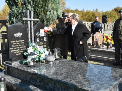 Zdjęcie z uroczystości dot. oznakowania grobu poległego kawalera OKW w Szczecynie