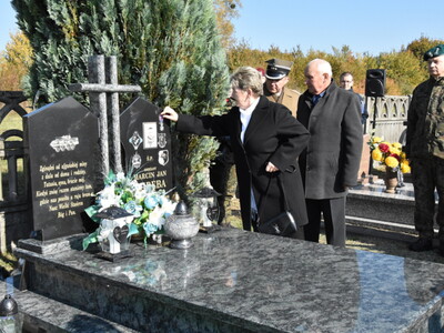 Zdjęcie z uroczystości dot. oznakowania grobu poległego kawalera OKW w Szczecynie