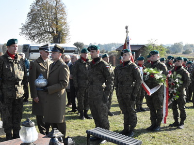 Zdjęcie z uroczystości dot. oznakowania grobu poległego kawalera OKW w Szczecynie