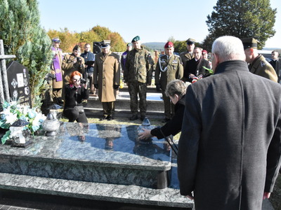 Zdjęcie z uroczystości dot. oznakowania grobu poległego kawalera OKW w Szczecynie