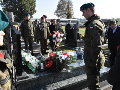 Zdjęcie z uroczystości dot. oznakowania grobu poległego kawalera OKW w Szczecynie