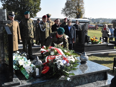 Zdjęcie z uroczystości dot. oznakowania grobu poległego kawalera OKW w Szczecynie