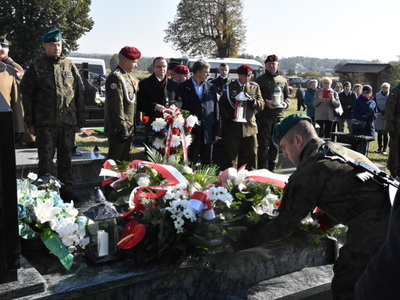 Zdjęcie z uroczystości dot. oznakowania grobu poległego kawalera OKW w Szczecynie