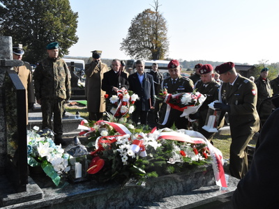 Zdjęcie z uroczystości dot. oznakowania grobu poległego kawalera OKW w Szczecynie