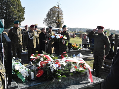 Zdjęcie z uroczystości dot. oznakowania grobu poległego kawalera OKW w Szczecynie