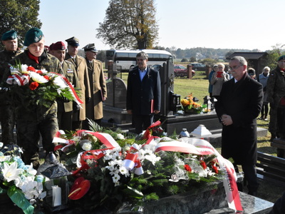 Zdjęcie z uroczystości dot. oznakowania grobu poległego kawalera OKW w Szczecynie