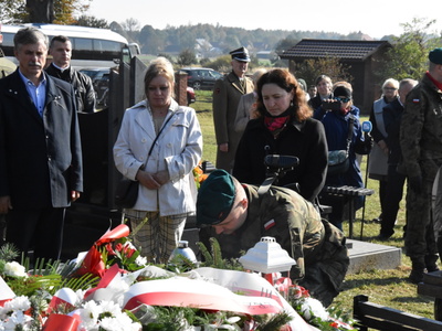 Zdjęcie z uroczystości dot. oznakowania grobu poległego kawalera OKW w Szczecynie
