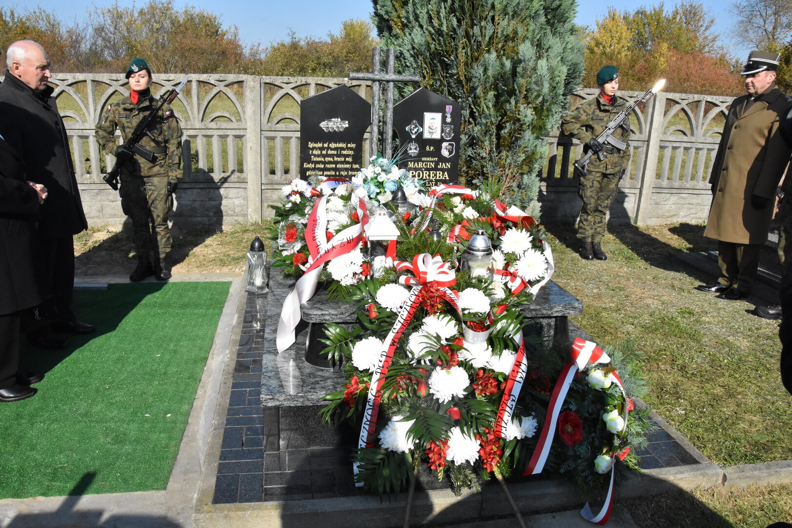 Zdjęcie z uroczystości dot. oznakowania grobu poległego kawalera OKW w Szczecynie