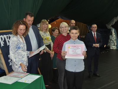 Zdjęcie z rozdania stypendium Wójta Gminy Gościeradów