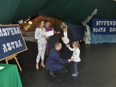Zdjęcie z rozdania stypendium Wójta Gminy Gościeradów