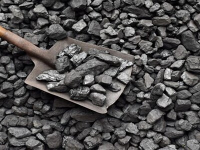 Zdjęcie przedstawiające łopatę oraz wegiel.