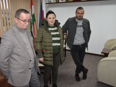 Zdjęcie z powitania nowego mieszkańca gminy