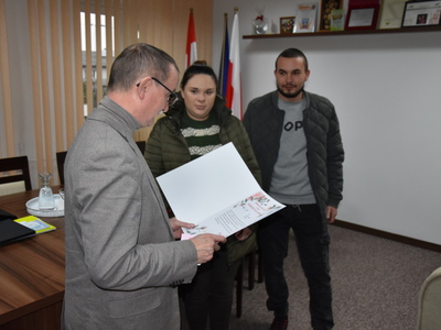 Zdjęcie z powitania nowego mieszkańca gminy