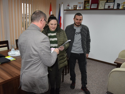 Zdjęcie z powitania nowego mieszkańca gminy