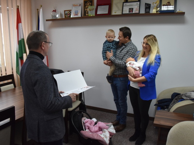 Zdjęcie z powitania nowej mieszkanki gminy Gościeradów