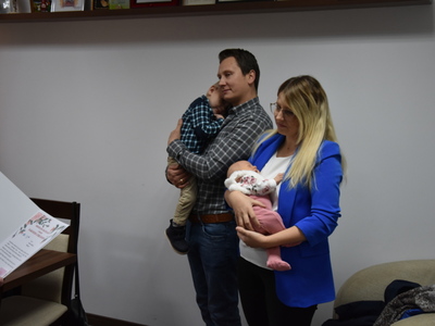 Zdjęcie z powitania nowej mieszkanki gminy Gościeradów