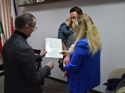 Zdjęcie z powitania nowej mieszkanki gminy Gościeradów